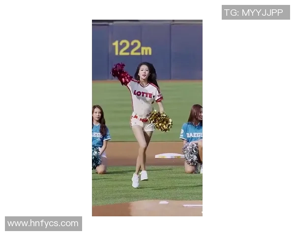 足球明星的优雅跑姿与女孩的青春活力完美结合的精彩瞬间